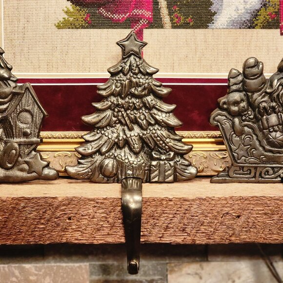 Noel Grandeur Christmas Cast Iron Vintage Stocking Hangers 4pc Set COLLECTIBLE - Picture 6 of 10